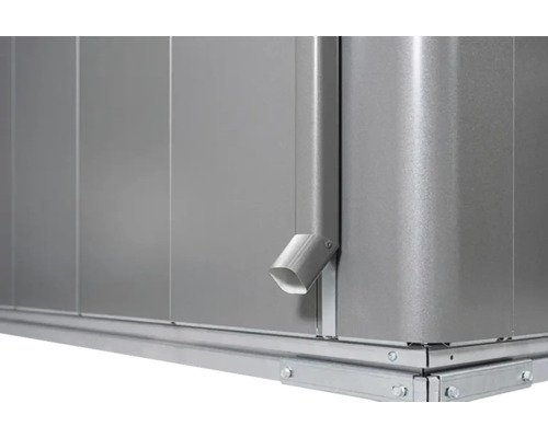 Detaljvy av ett grått trädgårdshörn med stuprör