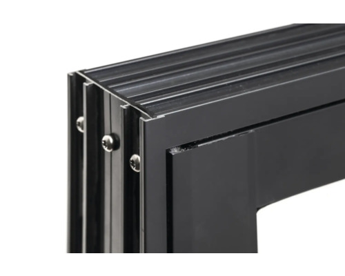 Detaljvy av en svart aluminiumprofil, fäst med skruvar.