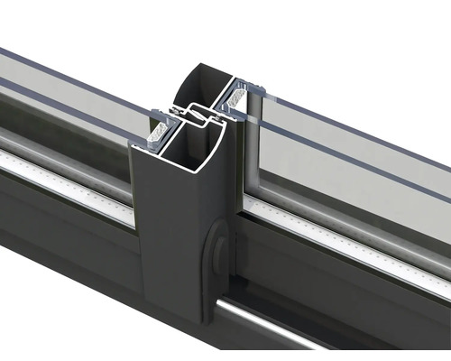 Detaljvy av en skjutdörrram i aluminium med glaspaneler