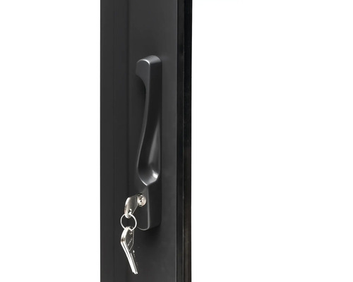 Dörrhandtag på en metalldörr med nycklar i låset