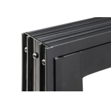 Detaljvy av en svart aluminiumram med skruvar