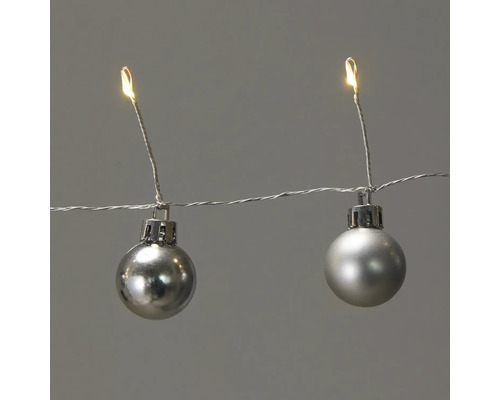 Ljusslinga med silverfärgade julkulor