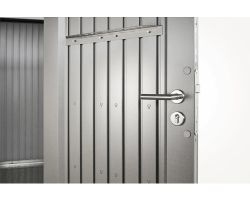 Öppen metalldörr med dörrhandtag