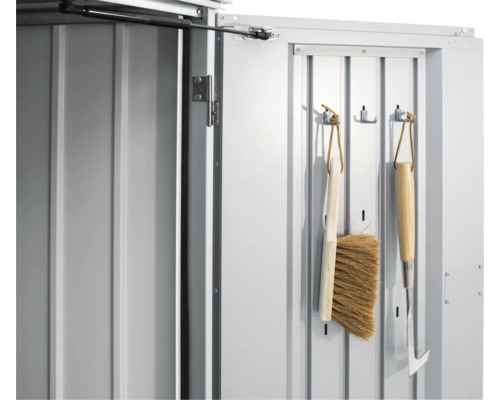 Detaljvy av insidan av ett redskapsskjul med upphängda verktyg