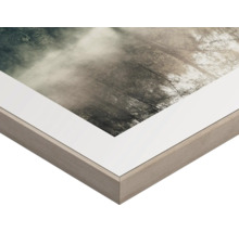 Detaljvy av en inramad bild med ett skogsmotiv