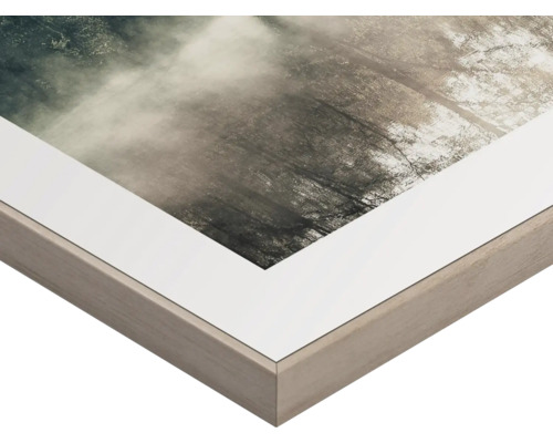 Detaljvy av en inramad bild med ett skogsmotiv