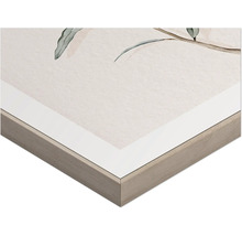 Detaljvy av en inramad väggdekoration med växtmotiv