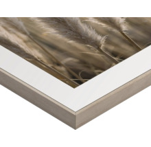 Detalj av en inramad bild med blommotiv