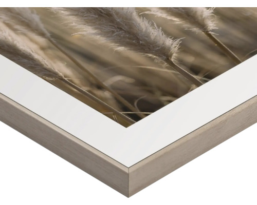 Detalj av en inramad bild med blommotiv