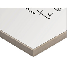 Detaljvy av en inramad bild med text