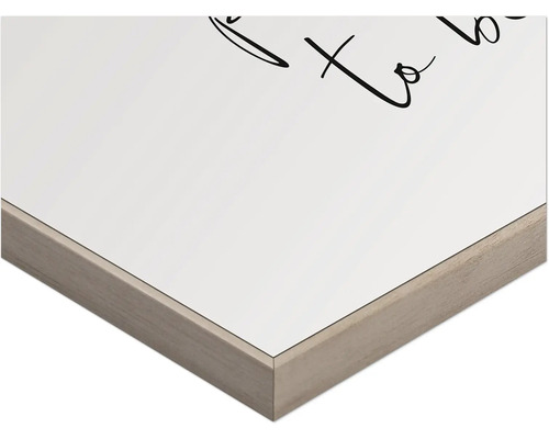 Detaljvy av en inramad bild med text