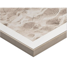 Detaljvy av en inramad väggdekoration med sandmotiv