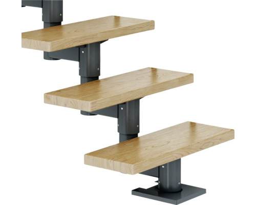 Utrymmesbesparande trappa med trästeg och metallkonstruktion