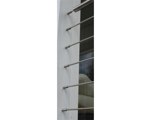 Räcke med rostfria vajrar på en vit stolpe