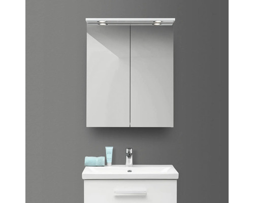 Spegelskåp med belysning ovanför handfat och underskåp i badrum.