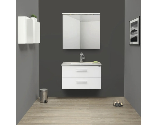 Badrum med tvättställsskåp, spegelskåp och väggskåp