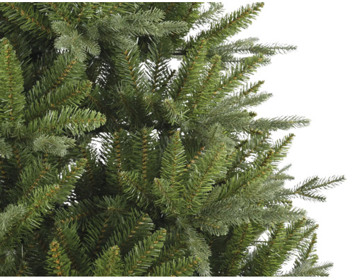 Närbild av en konstgjord julgran med gröna barr