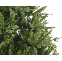 Detaljbild av en konstgjord julgran med gröna barr