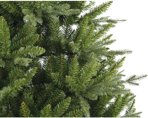 Detaljbild av en konstgjord julgran med gröna barr