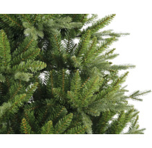 Närbild av en konstgjord julgran med gröna barr