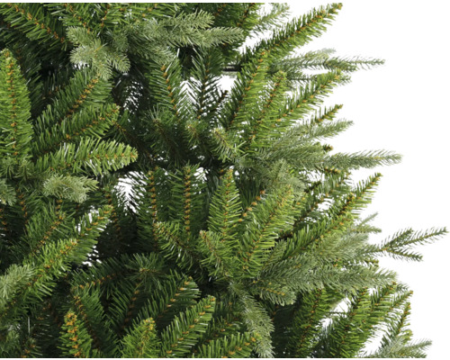 Närbild av en konstgjord julgran med gröna barr