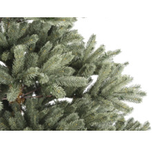 Närbild av en konstgjord julgran med gröna barr