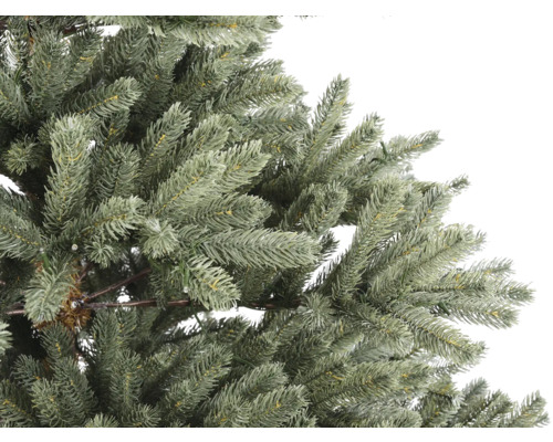 Närbild av en konstgjord julgran med gröna barr