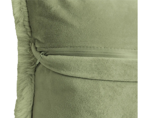 Detalj av kudde med dragkedja och kant av fuskpäls