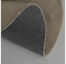 Detalj av en rund matta med textilyta och halkfri undersida