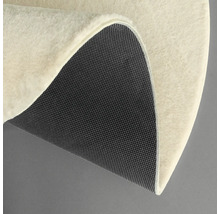 Detaljvy av en rund matta med matta på baksidan