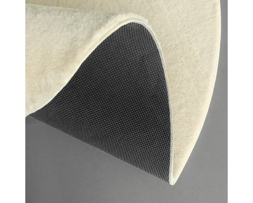 Detaljvy av en rund matta med matta på baksidan