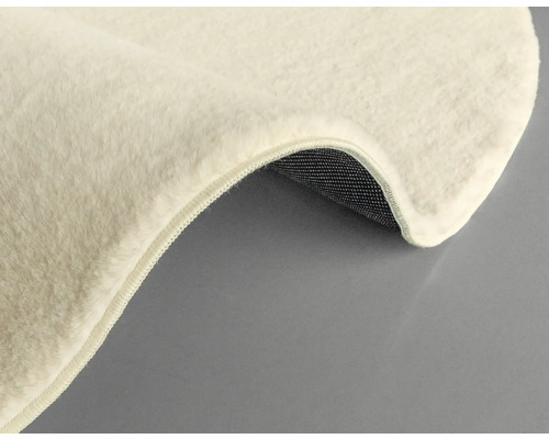 Detaljvy av en matta med lugg och vävd baksida