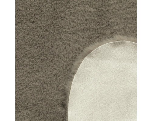 Detalj av en grå matta med lugg och baksida