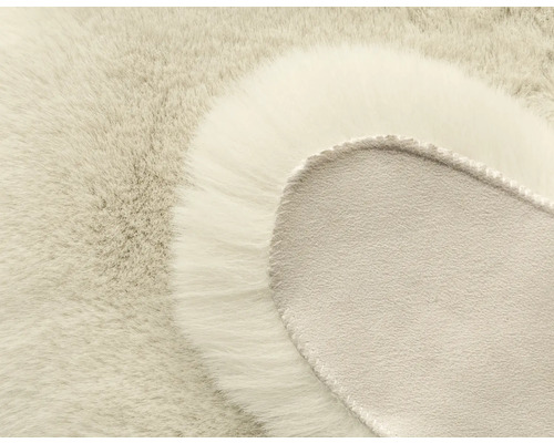 Närbild av en fuskpälsmatta med textilbaksida