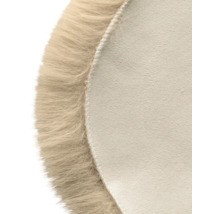 Detaljbild av en rund matta med lång lugg