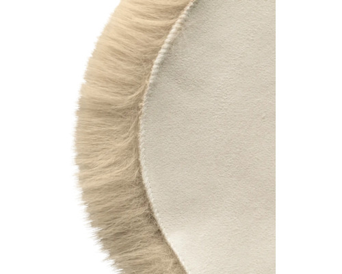 Detaljbild av en rund matta med lång lugg