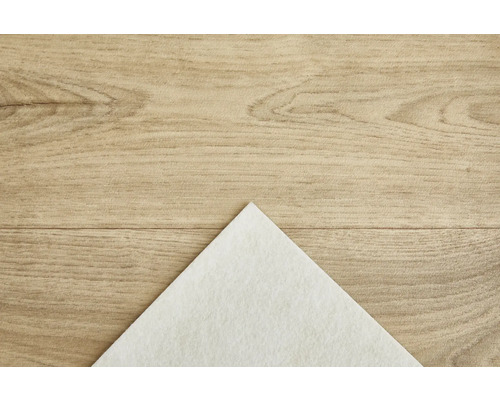 Vit fiberduk på träbakgrund