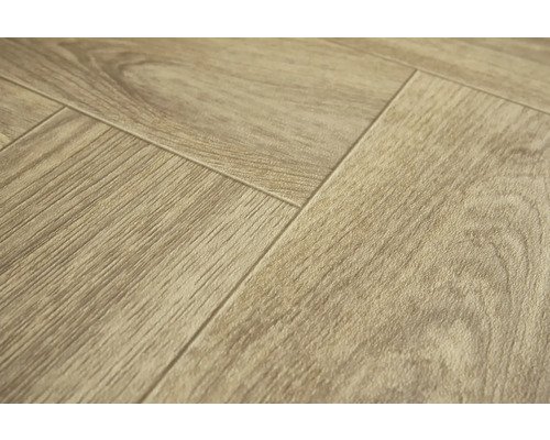 Närbild av ljusa laminatgolvplattor med trästruktur.