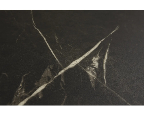 Detaljvy av en mörk arbetsbänk med marmorstruktur.