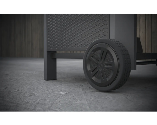 Detaljvy av en grill med ett hjul