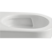 Detaljvy av en vit vägghängd toalett