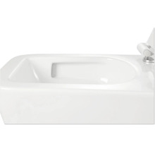 Detaljvy av en vit vägghängd toalett med toalettlock