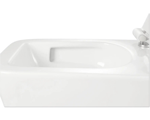 Detaljvy av en vit vägghängd toalett med toalettlock