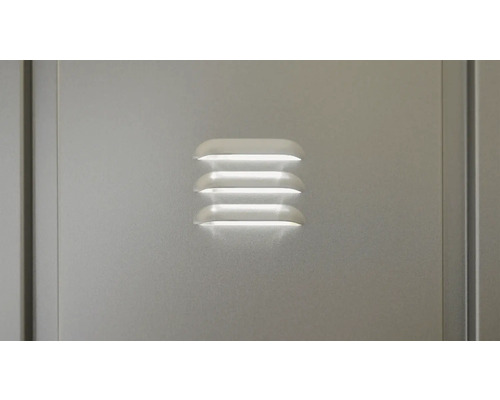 Detaljvy av ett skåp med ventilationsspringor