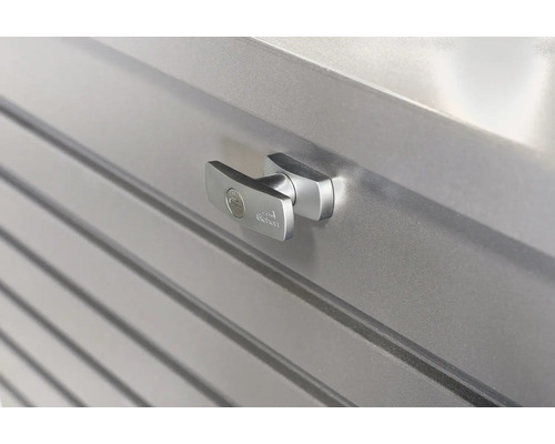 Detalj av ett trädgårdsskjul med handtag och lås