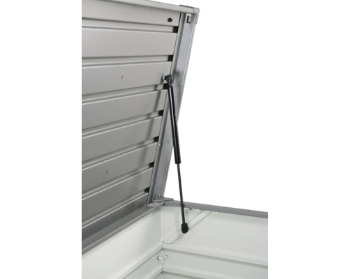 Detalj av ett öppet redskapsbod med gasfjäder som stödjer locket