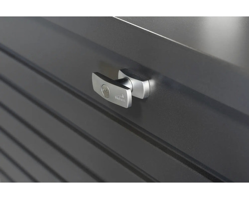 Närbild av ett låsbart handtag på en verktygslåda