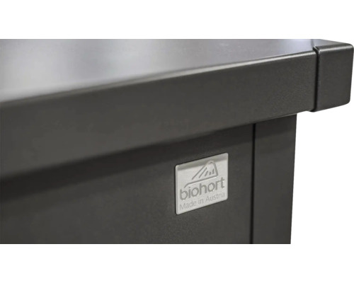 Detaljvy av en trädgårdsprodukt med Biohort-logotyp, tillverkad i Österrike