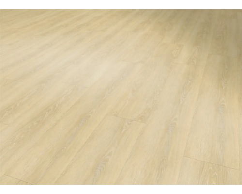 Ljust laminatgolv med träutseende.