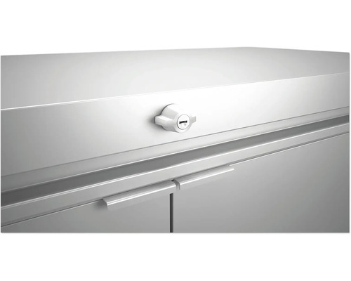 Detaljbild av ett låsbart metallskåp med handtag